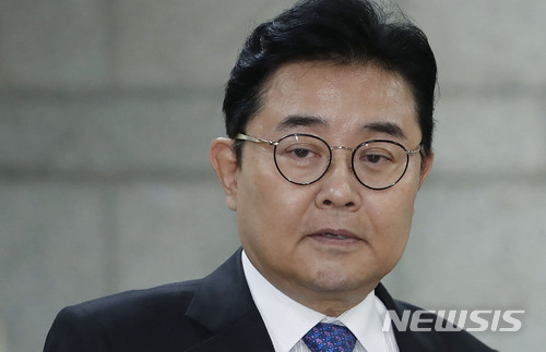 【서울=뉴시스】최동준 기자 = '홈쇼핑 뇌물' 의혹 전병헌 전 청와대 정무수석이 11일 오전 서울 서초구 서울중앙지방법원에서 열린 1차 공판에 출석하고 있다. 2018.06.11. photocdj@newsis.com