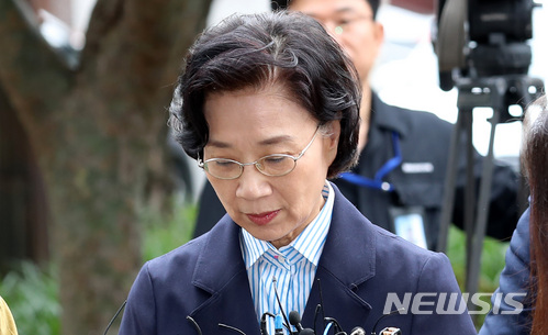 【서울=뉴시스】이영환 기자 = 이명희 전 일우재단 이사장이 11일 오전 서울 양천구 서울출입국외국인청에 피의자 신분으로 출석하고 있다. 이명희 전 이사장은 필리핀 국적 10여명을 일반연수생 비자(D-4)로 입국시킨 뒤 가사도우미로 고용한 혐의를 받고 있다.&nbsp; 국내에서 가사도우미로 일할 수 있는 외국인은 재외동포(F-4)나 결혼이민자(F-6)로 제한된다. 2018.06.11.&nbsp; 20hwan@newsis.com