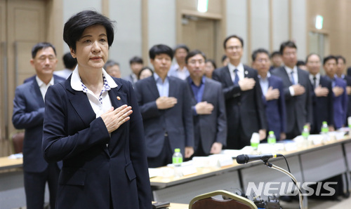 김영주 "최저임금 인상효과 줄어드는 노동자 보완책 마련"