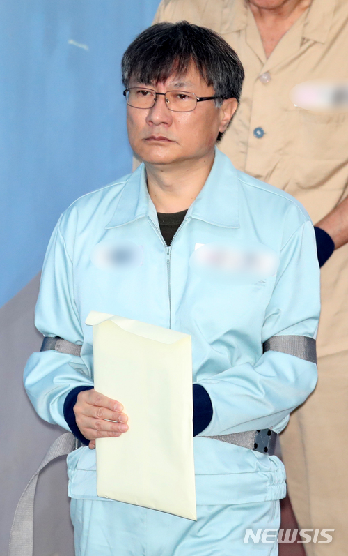 【서울=뉴시스】김선웅 기자 = 박근혜 정부 당시 불법 보수단체 지원(화이트리스트)에 관여한 혐의로 구속 기소된 정관주 전 청와대 국민소통비서관이 11일 오전 서울 서초구 서울중앙지법에서 열린 8차 공판에 출석하고 있다. 2018.06.11.&nbsp; mangusta@newsis.com