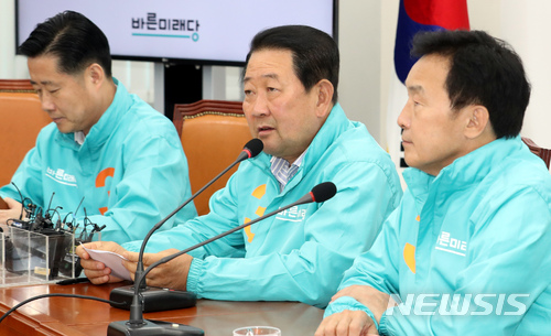【서울=뉴시스】이종철 기자 = 11일 서울 여의도 국회에서 열린 바른미래당 중앙선거대책위원회 공동위원장 기자회견에서 박주선 공동대표가 지지를 호소하고 있다. 2018.06.11. jc4321@newsis.com