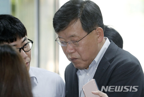 【서울=뉴시스】최동준 기자 = 박상범 전 삼성전자서비스 대표가 11일 오전 서울 서초구 서울중앙지방법원에서 열린 영장실질심사에 출석하고 있다. 2018.06.11. photocdj@newsis.com