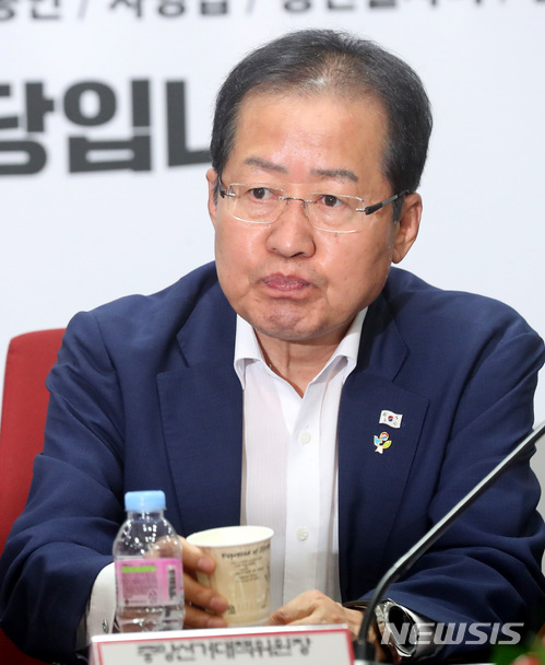 【서울=뉴시스】박영태 기자 = 11일 오전 서울 영등포구 여의도 자유한국당 당사에서 진행된 중앙선대위 선거 후반 판세 분석회의에서 홍준표 대표가 물을 마시고 있다. 2018.06.11. since1999@newsis.com