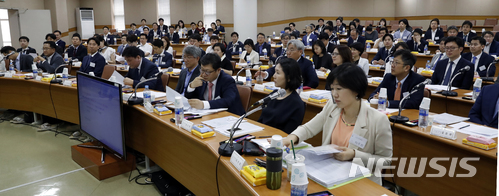 【고양=뉴시스】 배훈식 기자 = 11일 오전 경기 고양시 사법연수원에서 전국법관대표회의가 열리고 있다. 이번 전국법관대표회의에는 각급 법원 판사회의에서 선출된 법관 대표 110여명이 참석해 사법행정권 남용 의혹 사태에 대한 처리 방안을 논의한다. 2018.06.11. photo@newsis.com