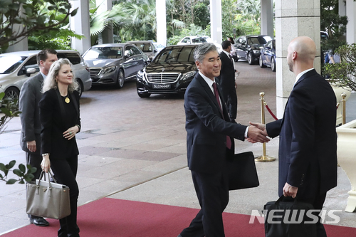 【싱가포르=AP/뉴시스】성김 주필리핀 미국대사가 11일 최선희 북한 외무성 부상과 협상하기 위해 싱가포르 리츠칼튼 호텔에 도착해 누군가와 악수하고 있다. 