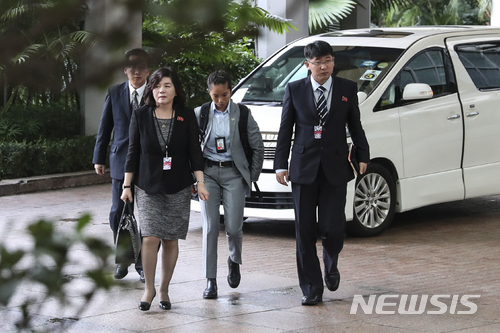 【싱가포르=AP/뉴시스】최선희 북한 외무성 부상(왼쪽부터 두번째)이 11일 미국 측 협상단 대표 성김 주 필리핀 미국대사와 북미정상회담 의제 조율을 위해 싱가포르 리츠 칼튼 호텔에 도착해 걸어가고 있다. 2018.06.11 