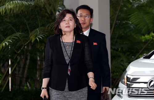 【싱가포르=뉴시스】조성봉 기자 = 북미정상회담을 하루 앞둔 11일 오전 싱가포르 리츠칼튼 밀레니아 호텔에 최선희 북한 외무성 부상이 성김 필리핀 대사를 비롯한 미국 대표단을 만나기 위해 들어서고 있다.2018.06.11. suncho21@newsis.com 
