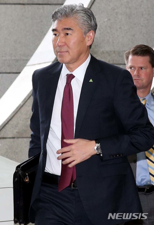 【싱가포르=뉴시스】조성봉 기자 = 북미정상회담을 하루 앞둔 11일 오전 싱가포르 리츠칼튼 밀레니아 호텔에 성김 주 필리핀 미국 대사가 최선희 북한 외무성 부상과 실무회담을 하기 위해 들어서고 있다.2018.06.11.suncho21@newsis.com