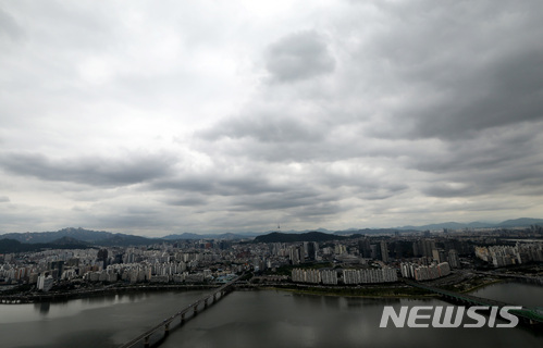 【서울=뉴시스】이영환 기자 = 도심에 구름이 가득하다. 2018.06.11.  20hwan@newsis.com