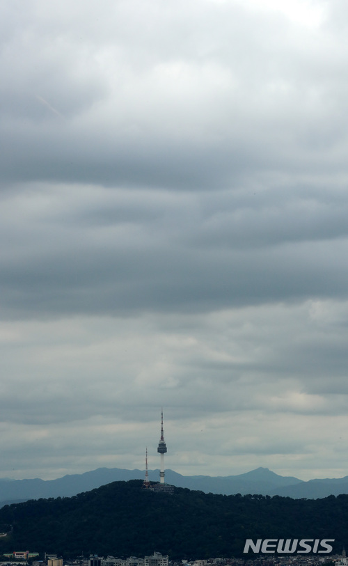 【서울=뉴시스】이영환 기자 = 전국 곳곳이 흐리고 일부지역에 비와 소나기가 예보된 11일 오전 서울 영등포구 63스퀘어 63아트 전망대에서 바라본 도심에 구름이 가득하다. 2018.06.11. 20hwan@newsis.com