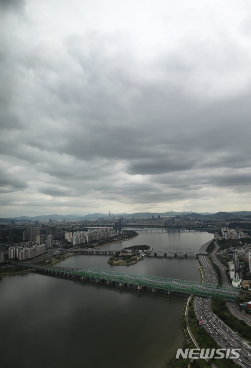 【서울=뉴시스】이영환 기자 = 전국 곳곳이 흐리고 일부지역에 비와 소나기가 예보된 11일 오전 서울 영등포구 63스퀘어 63아트 전망대에서 바라본 도심에 구름이 가득하다. 2018.06.11.&nbsp; 20hwan@newsis.com