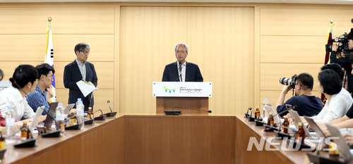 【서울=뉴시스】전진환 기자 = 경제사회발전노사정위원회(노사정위원회) 문성현 위원장이 11일 오전 서울 종로구 노사정위원회 대회의실에서 사회적 대화 정상화를 위한 제언을 발표하고 있다. 2018.06.11. amin2@newsis.com