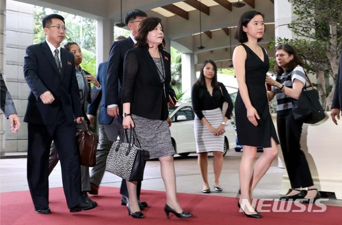 【싱가포르=뉴시스】조성봉 기자 = 북미정상회담을 하루 앞둔 11일 오전 싱가포르 리츠칼튼 밀레니아 호텔에 최선희 북한 외무성 부상을 비롯한 대표단이 성김(왼쪽 두 번째) 주 필린핀 대사를 비롯한 미국 대표단을 만나기 위해&nbsp; 들어서고 있다.2018.06.11.suncho21@newsis.com