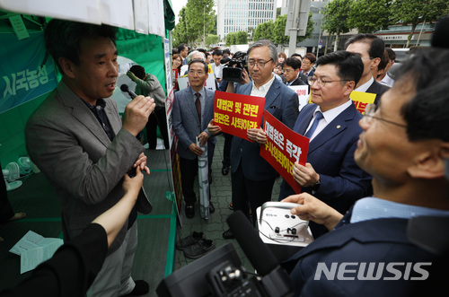 【서울=뉴시스】김진아 기자 = 전국지방변호사회 관계자들이 지난 11일 천막농성을 벌이고 있는 법률가들을 격려하고 있다. 2018.06.11.&nbsp; bluesoda@newsis.com