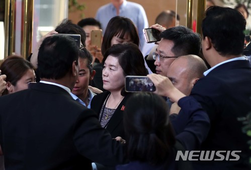 【싱가포르=뉴시스】조성봉 기자 = 북미정상회담을 하루 앞둔 11일 오후 싱가포르 리츠칼튼 밀레니아 호텔에서 성김 주 필리핀 미국 대사와 실무회담을 마친 최선희 북한 외무성 부상이 취재진에게 질문세례를 받고 있다. 2018.06.11. suncho21@newsis.com 