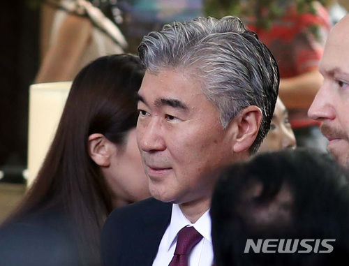 【싱가포르=뉴시스】조성봉 기자 = 북미정상회담을 하루 앞둔 11일 오후 싱가포르 리츠칼튼 밀레니아 호텔에서 성김 주 필리핀 미국 대사가 최선희 북한 외무성 부상과 실무회담을 마치고 굳은 표정으로 나서고 있다. 2018.06.11.suncho21@newsis.com