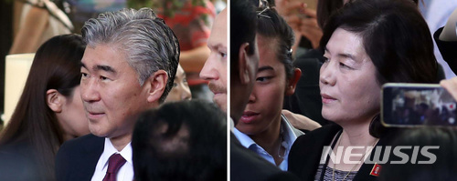 【싱가포르=뉴시스】조성봉 기자 = 북미정상회담을 하루 앞둔 11일 오후 싱가포르 리츠칼튼 밀레니아 호텔에서 실무회담을 마친 후 성김(왼쪽) 주 필리핀 미국 대사와 최선희 북한 외무성 부상이 취재진에게 질문세례를 받으며 나서고 있다. 2018.06.11. suncho21@newsis.com 