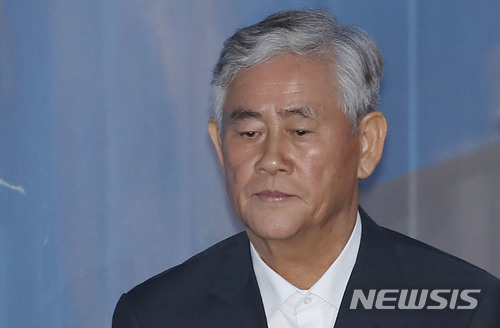 【서울=뉴시스】최동준 기자 = 최경환 자유한국당 의원이 지난 11일 서울 서초구 서울중앙지법에서 열린 결심 공판에 출석하기 위해 호송차에서 내려 법원으로 향하고 있다. 2018.06.11. photocdj@newsis.com