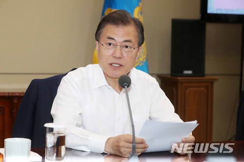 【서울=뉴시스】박진희 기자 = 문재인 대통령이 11일 청와대 여민관에서 열린 수석·보좌관 회의에 참석해 모두발언하고 있다. 2018.06.11. pak7130@newsis.com