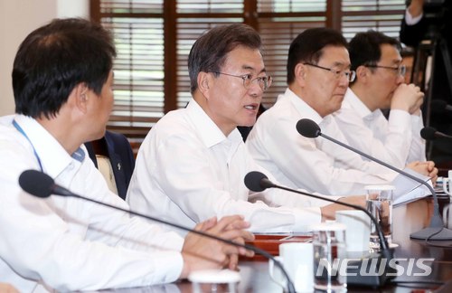 【서울=뉴시스】수석비서관·보좌관 회의를 주재하고 있는 문재인 대통령의 모습. (사진=뉴시스DB). 2018.06.11.