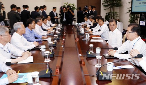 【서울=뉴시스】박진희 기자 = 문재인 대통령이 11일 청와대 여민관에서 열린 수석·보좌관 회의에 참석해 수석들과 대화하고 있다. 2018.06.11. pak7130@newsis.com