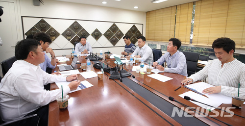 【서울=뉴시스】김진아 기자 = 11일 오후 서울 도곡동 KBO회의실에서 선동열 야구 국가대표팀 감독을 비롯한 코칭스태프들이 2018 자카르타-팔렘방 아시안게임에 출전할 야구 대표팀 24명을 선발하기 위한 회의를 하고 있다. 2018.06.11.&nbsp; bluesoda@newsis.com