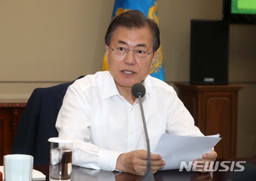 【서울=뉴시스】박진희 기자 = 문재인 대통령은 북미 정상회담을 앞둔 11일 사실상의 대국민 메시지를 밝혔다. 문 대통령이 이날 오후 청와대 여민관에서 열린 수석·보좌관 회의에서 모두발언을 하고 있다. 2018.06.11.pak7130@newsis.com