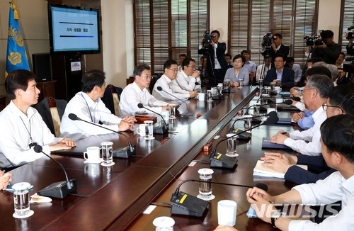 【서울=뉴시스】박진희 기자 = 문재인 대통령이 11일 청와대 여민관에서 열린 수석·보좌관 회의에 참석하여 발언을 하고 있다. 2018.06.11.pak7130@newsis.com