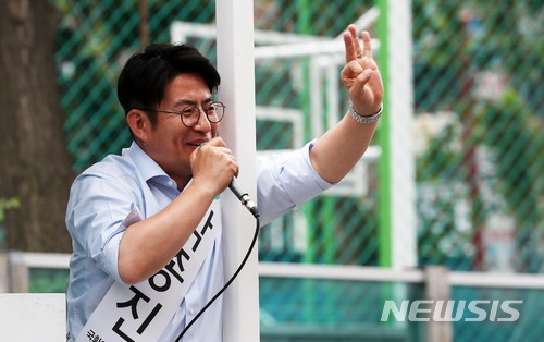 【서울=뉴시스】홍효식 기자 = 박종진 바른미래당 송파을 국회의원 후보가 11일 오후 서울 송파구 잠실본동 일대에서 유세차량에 올라타 지지를 호소하고 있다. 2018.06.11. yesphoto@newsis.com