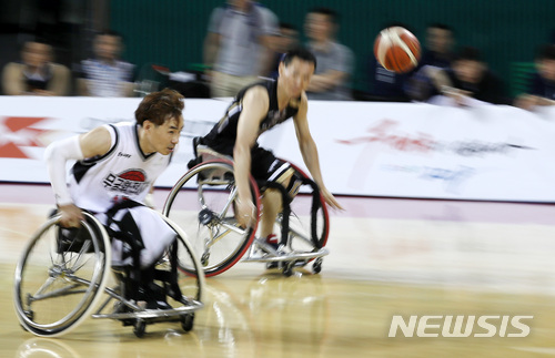 【서울=뉴시스】이영환 기자 = 11일 오후 서울 송파구 잠실학생체육관에서 열린 제17회 우정사업본부장배 전국휠체어농구대회 개막전 서울특별시청과 수원무궁화전자의 경기 4쿼터에서 무궁화전자 유교식이 힘찬 드리블을 하고 있다. 2018.06.11. 20hwan@newsis.com