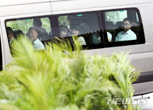 【싱가포르=뉴시스】박주성 기자 = 북미 정상회담을 하루 앞둔 11일 오후 김정은 북한 국무위원장이 묵고 있는 싱가포르 세인트 리지스 호텔에서 현송월 북한 삼지연관현악단 단장과 관계자들이 미니버스를 타고 호텔을 나서고 있다. 2018.06.11. park7691@newsis.com