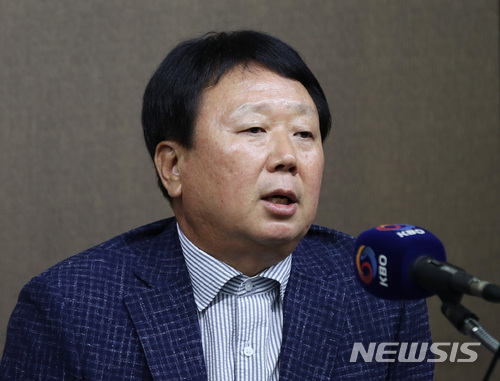 【서울=뉴시스】김진아 기자 = 선동열 야구 국가대표팀 감독이 11일 오후 서울 도곡동 KBO기자실에서 2018 자카르타-팔렘방 아시안게임에 출전할 야구 대표팀 최종 선발명단 발표를 하고 있다. 2018.06.11. bluesoda@newsis.com