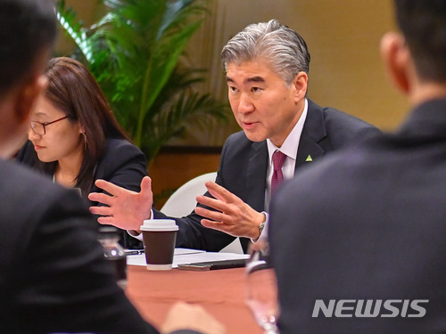 【싱가포르=국무부·AP/뉴시스】성김 주필리핀 미국대사가 11일 싱가포르에서 최선희 북한 외무성 부상 측과 다음 날 열리는 북미정상회담 의제를 조율하고 있다. 사진은 국무부가 제공한 것이다. 2018.06.11 
