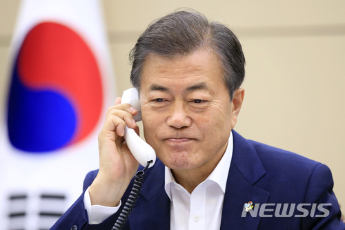 【서울=뉴시스】박진희 기자 = 문재인 대통령이 11일 오후 청와대에서 트럼프 대통령과 통화를 하고 있다. 2018.06.11. (사진=청와대 제공) photo@newsis.com 