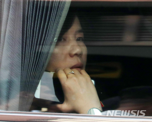 【싱가포르=뉴시스】박주성 기자 = 북미 정상회담을 하루 앞둔 11일 성 김 필리핀 주재 미국대사와 오후 실무 회담을 마친 최선희 북한 외무성 부상이 북측 숙소인 싱가포르 세인트 리지스 호텔로 돌아오며 생각에 잠겨 있다. 2018.06.11. park7691@newsis.com