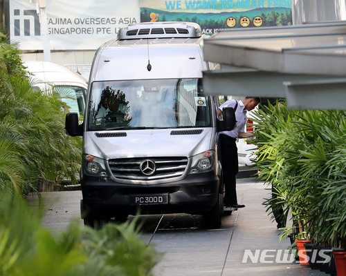 【싱가포르=뉴시스】박주성 기자 = 북미 정상회담을 하루 앞둔 11일 오후 싱가포르 세인트 리지스 호텔을 나섰던 현송월 북한 삼지연관현악단 단장과 관계자들이 미니버스를 타고 호텔로 돌아오고 있다. 2018.06.11. park7691@newsis.com