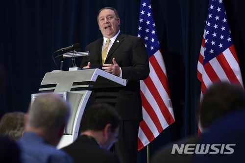 【싱가포르=AP/뉴시스】마이크 폼페이오 미국 국무장관이 11일 싱가포르에서 기자회견을 갖고 있다.2018.06.11 