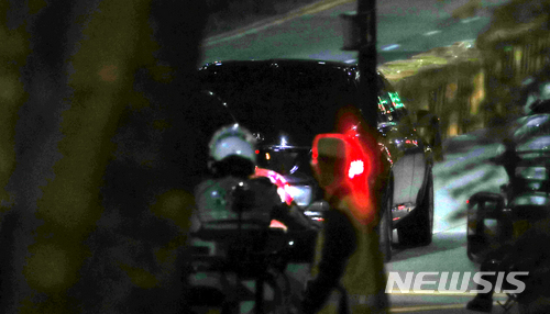 【싱가포르=뉴시스】박주성 기자 = 북미 정상회담을 하루 앞둔 11일 오후 김정은 북한 국무위원장의 차량이 숙소인 싱가포르 세인트 리지스 호텔을 나가고 있다. 2018.06.11. park7691@newsis.com