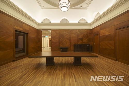 【서울=뉴시스】 12일 스트레이츠타임스는 싱가포르 센토사 섬 카펠라 호텔레서 열리는 도널드 트럼프 미국 대통령과 김정은 북한 노동당 위원장의 정상회담에 1939년 제작된 싱가포르 대법원장 테이블이 사용될 것이라고 보도했다. <출처 = 싱가포르 국립미술관> 2018.06.12.