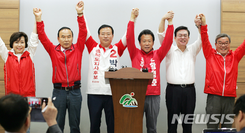 【청주=뉴시스】이병찬 기자 = 6·13지방선거를 하루 앞둔 12일 충북도청 브리핑룸에서 기자회견을 연 충북 자유한국당 지도부가 지지를 호소하고 있다. 왼쪽부터 김양희 충북도의회 의장, 박덕흠(보은옥천영동괴산) 충북도당 위원장, 박경국 충북지사 후보, 황영호 청주시장 후보, 정우택(청주상당) 의원, 최현호 청주서원 당협위원장.2018.06.12. bclee@newsis.com