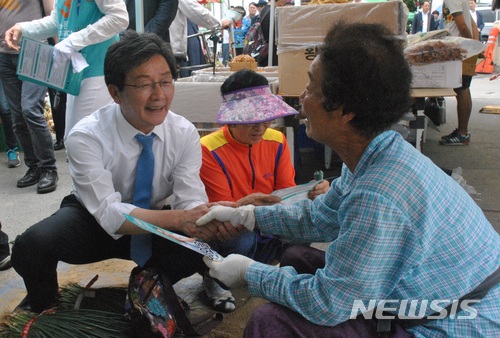 【구미=뉴시스】박홍식 기자 = 바른미래당 유승민 공동대표가 12일 오전 경북 구미시 선산읍 봉황시장에서 권오을 경북도지사·유능종 구미시장 후보 지원 유세를 마친 뒤 상인들과 인사를 나누고 있다. 2018.06.12 phs6431@newsis.com