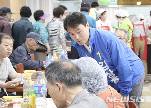  【하남=뉴시스】문영일 기자 = 6·13 지방선거운동 마지막 날인 12일 더불어민주당 김상호 경기 하남시장 후보는 “6·13지방선거에서 반드시 승리하여 집권여당의 힘을 통해 하남의 새로운 발전을 이끌겠다”며 "하남시민 한 분 한 분의 소중한 한 표"를 호소했다.2018.06.12. (사진=김상호 후보실 제공) 【하남=뉴시스】문영일 기자 =