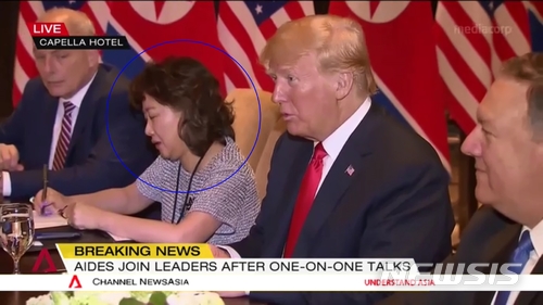 【서울=뉴시스】 12일 도널드 트럼프 미국 대통령과 김정은 북한 국무위원장의 북미 정상회담에서 이연향 미 국무부 통역국장이 통역을 하고 있다. 2018.06.12. (사진=채널아시아 방송 캡쳐)