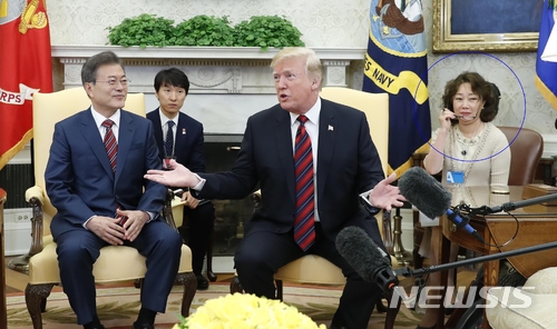 【서울=뉴시스】 지난달 문재인 대통령과 도널드 트럼프 미국 대통령이 만난 한미 정상회담에서 통역을 하고 있는 이연향 미 국무부 통역국장(가장 오른쪽). 