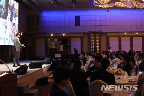 【서울=뉴시스】12일 일본 도쿄 제국호텔에서 열린 팝체인의 두번째 해외 밋업에서 재단의 손상원 대표가 '팝체인' 생태계 구축에 대한 로드맵을 설명하고 있다. 2018.06.12 (사진 = 팝체인 재단 제공) photo@newsis.com