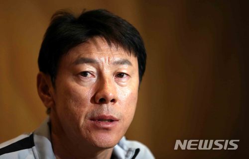 【레오강(오스트리아)=뉴시스】고범준 기자 = 11일(현지시간) 오후 오스트리아 레오강 기자단 숙소에서 2018 러시아월드컵 대비 축구 국가대표 평가전 대한민국-세네갈과의 비공개 평가전을 마치고 열린 기자회견에서 신태용 감독이 취재진 질문에 답변하고 있다. 경기 결과는 2-0 패.월드컵 대표팀은 오는 12일(현지시간) 러시아 내 베이스캠프인 상트페테르부르크(Saint Petersburg)에 입성해 18일 스웨덴, 24일 멕시코, 27일 독일과 각각 조별리그를 치른다. 2018.06.12. bjko@newsis.com