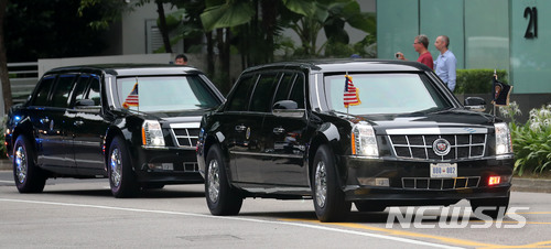 【싱가포르=뉴시스】박주성 기자 = 북미 정상회담 일인 12일 오전 도널트 트럼프 미국 대통령이 숙소인 싱가포르 샹그릴라 호텔을 떠나 회담 장소인 센토사섬 카펠라호텔로 이동하고 있다. 2018.06.12. park7691@newsis.com