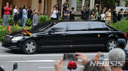 【싱가포르=뉴시스】박주성 기자 = 북미 정상회담 일인 12일 오전 북한 김정은 국무위원장이 숙소인 싱가포르 세인트 리지스 호텔을 떠나 회담 장소인 센토사섬 카펠라호텔로 이동하고 있다. 2018.06.12.&nbsp; park7691@newsis.com 