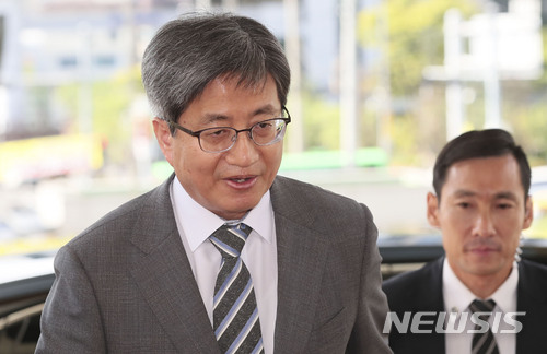 【서울=뉴시스】최진석 기자 = 김명수 대법원장이 12일 오전 서울 서초구 대법원으로 출근하고 있다. 2018.06.12. myjs@newsis.com