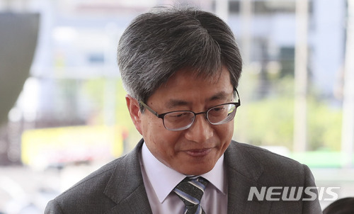【서울=뉴시스】최진석 기자 = 김명수 대법원장이 12일 오전 서울 서초구 대법원으로 출근하고 있다. 지난 11일 전국법관대표회의는 양승태 전 대법원장 시절 사법행정권 남용 사태에 대해 검찰 수사 등 형사절차를 포함하는 성역 없는 진상조사와 철저한 책임 추궁이 필요하다는 입장을 밝혔다. 2018.06.12. myjs@newsis.com